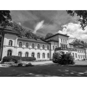 Lais Puzzle - Blick auf das historische Badehaus in der Kurstadt Bad Soden / Deuschland am Taunus in schwarz weiß - 1.000 Teile