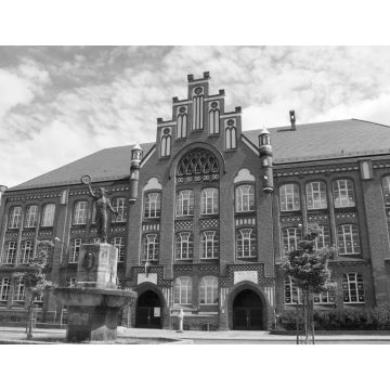 Lais Puzzle - Jahnschule in Wittenberge`s Gründerzeitviertel in schwarz weiß - 1.000 Teile