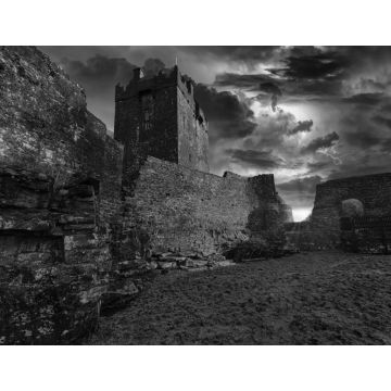 Lais Puzzle - Eine alte Burg in Irland mit einer Sturm- und Blitzlandschaft in schwarz weiß - 1.000 Teile