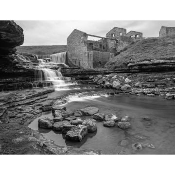 Lais Puzzle - Wasserfall El Bolao und eine verfallene Mühle, Kantabrien, Spanien in schwarz weiß - 1.000 Teile