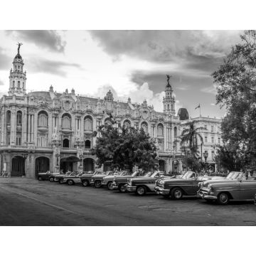 Lais Puzzle - Kubanische bunte Oldtimer vor dem Gran Teatro - Havanna, Kuba in schwarz weiß - 1.000 Teile