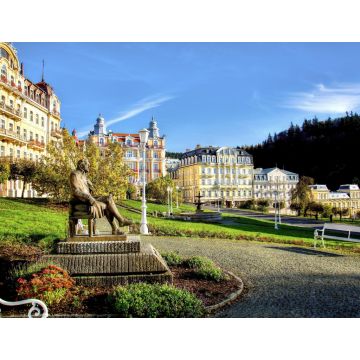 Lais Puzzle - Panoramablick auf den Goetheplatz mit Statue, Hotelgebäuden und Springbrunnen im Kurpark der Stadt Marianske Lazne (Marienbad) - Tschechische Republik (Region Karlovy Vary) - 1.000 Teile