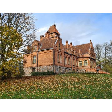 Lais Puzzle - Schöne alte lettische Burg Jaunmoku zwischen Bäumen mit vergilbten Blättern - 1.000 Teile