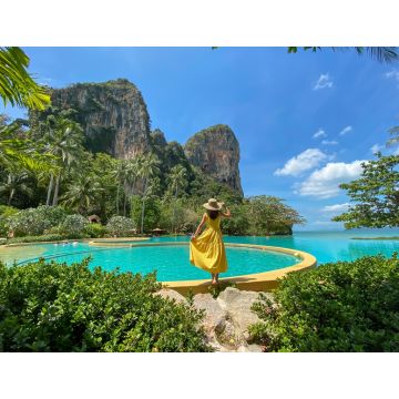Lais Puzzle - Touristin in gelbem Kleid und Hut am Railay Strand, Krabi, Thailand - 1.000 Teile