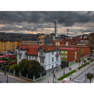 Lais Puzzle - Aussicht auf Langreo und den Kamin des Lada Thermalkraftwerks. Asturien - 1.000 Teile