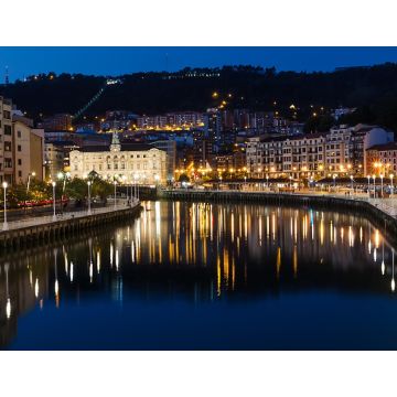 Lais Puzzle - Bilbao, Spanien. Luftaufnahme des Stadtzentrums von Bilbao, Spanien, mit dem Fluss Nervion und der Promenade bei Nacht. Spiegelung im Fluss - 1.000 Teile