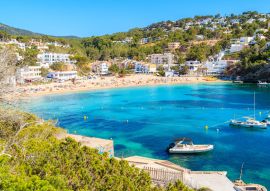 Lais Puzzle - Fischer- und Segelboote auf blauem Meerwasser in der Bucht von Cala Vadella, Insel Ibiza, Spanien - 500 & 1.000 Teile