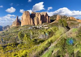 Lais Puzzle - Landschaft der Pyrenäen. Mallos de Riglos, Spanien, Aragonien. Reise- und Abenteuerlandschaft. Wälder und Täler mit Sonnenuntergang. - 100, 200, 500 & 1.000 Teile