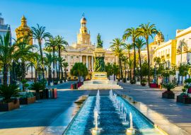 Lais Puzzle - Ansicht eines Brunnens auf dem Platz des Heiligen Johannes von Gott in Cadiz mit Rathaus in Hintergrund - 100, 200, 500 & 1.000 Teile