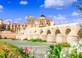 Lais Puzzle - Cordoba, Spanien. Die römische Brücke und Moschee (Kathedrale) am Fluss Guadalquivir. - 100, 200, 500 & 1.000 Teile