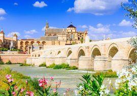 Lais Puzzle - Cordoba, Spanien. Die römische Brücke und Moschee (Kathedrale) am Fluss Guadalquivir. - 1.000 Teile