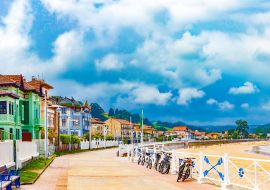 Lais Puzzle - Strandpromenade in Ribadesella, Asturien, Spanien. - 1.000 Teile