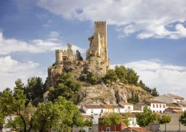 Lais Puzzle - Blick auf den Vorort der Stadt Almansa und die Ruinen der alten Burg, Provinz Albacete, Spanien - 100, 200, 500 & 1.000 Teile