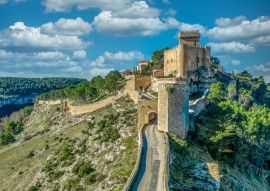 Lais Puzzle - Historisches Alarcon-Schloss über dem Fluss Jucar mit abgewinkeltem Turm, mehreren Toren, Bergfried und Palast, Spanien - 100, 200, 500 & 1.000 Teile