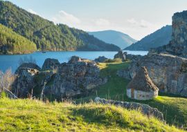 Lais Puzzle - Alba de los Cardaños und Reservoir von Camporredondo in der Provinz Palencia, Castilla und Leon, Spanien - 100, 200, 500 & 1.000 Teile