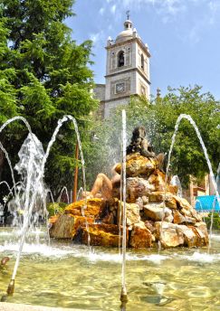 Lais Puzzle - Don Benito, monumentaler Brunnen und Turm der Kirche von Santiago, Extremadura - 1.000 Teile