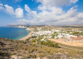Lais Puzzle - Pueblos Blancos - Dorf Agua Amarga, vom Gipfel des Berges, im Naturpark Gata Cape, Almeria, Andalusien, Spanien - 100, 200, 500 & 1.000 Teile