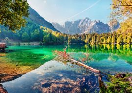 Lais Puzzle - Bunte Sommeransicht des Fusine Sees. Helle Morgenszene der Julischen Alpen mit Mangart-Spitze auf Hintergrund, Provinz Udine, Italien, Europa - 500 & 1.000 Teile