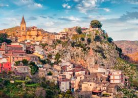 Lais Puzzle - Wunderbares Morgenstadtbild der Stadt Novara di Sicilia. Erstaunliche Frühlingsansicht von Sizilien, Italien, Europa - 100, 200, 500 & 1.000 Teile