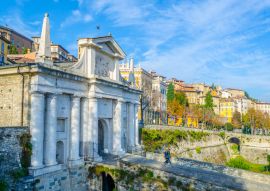Lais Puzzle - Menschen gehen auf einer Steinbrücke in Richtung Porta San Giacomo in Bergamo, Italien - 100, 200, 500 & 1.000 Teile