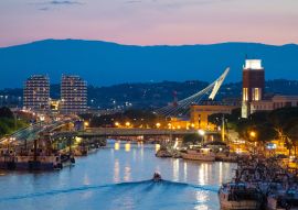 Lais Puzzle - Pescara (Italien) - Der Blick in der Abenddämmerung von der monumentalen Brücke Ponte del Mare im Kanal und Hafen der Stadt Pescara, Region Abruzzen. - 100, 200, 500 & 1.000 Teile