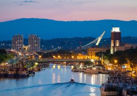 Lais Puzzle - Pescara (Italien) - Der Blick in der Abenddämmerung von der monumentalen Brücke Ponte del Mare im Kanal und Hafen der Stadt Pescara, Region Abruzzen. - 1.000 Teile