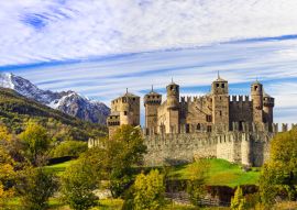 Lais Puzzle - Wunderschönes Castello di Fenis im Aostatal, umgeben von Alpenbergen - 100, 200, 500 & 1.000 Teile