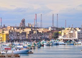 Lais Puzzle - Taranto-Altstadt auf dem Meer, Fischerboote, Docks, Industrieanlage auf Hintergrund - 100, 200, 500 & 1.000 Teile