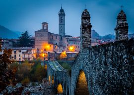 Lais Puzzle - Bobbio, Trebbia-Tal, Piacenza, Emilia Romagna, Italien. Die kleine Stadt in der Nähe von Trebbia - 100, 200, 500 & 1.000 Teile