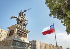 Lais Puzzle - Generalstatue von Bernardo O'Higgins am Bulnes Square und chilenische Flagge von Bicentenario - Santiago, Chile - 100, 200, 500 & 1.000 Teile