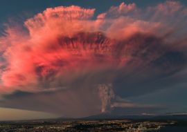 Lais Puzzle - Vulkanausbruch während des Sonnenuntergangs. Der Ausbruch des Vulkans Calbuco im chilenischen Patagonien mit wunderschönen Farben des Sonnenuntergangs spiegelte sich auf der Aschesäule wider - 100, 200, 500 & 1.000 Teile