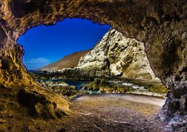 Lais Puzzle - Das berühmte Reiseziel von Cuevas de Anzota (Anzota-Höhlen). Erstaunliche Klippenwanderung über das Wasser des Pazifischen Ozeans mit beeindruckenden Höhlen mit riesigen Fenstern über dem Meer. Eine wundervolle und fantasievolle...