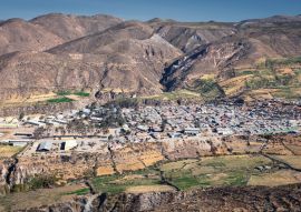 Lais Puzzle - Panoramablick auf die Stadt Putre, Hauptstadt der Provinz Parinacota, in der Region Arica und Parinacota, Chile - 100, 200, 500 & 1.000 Teile