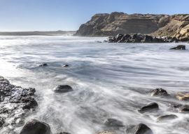 Lais Puzzle - Das weiße Wasser des Chorrillos Beach kracht mit den Felsen der Küste während einer Langzeitbelichtung in Chile, wobei der Sand der Atacama-Wüste auf dem Wasser des Pazifischen Ozeans endet, vielleicht die besten Stränden in Chile - 100...