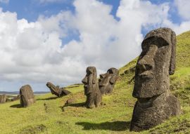 Lais Puzzle - Moai-Skulpturen in verschiedenen Fertigstellungsstadien bei Rano Raraku, dem Steinbruch für alle Moai auf der Osterinsel, Rapa Nui-Nationalpark, Osterinsel (Isla de Pascua), Chile - 100, 200, 500 & 1.000 Teile