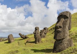 Lais Puzzle - Moai-Skulpturen in verschiedenen Fertigstellungsstadien bei Rano Raraku, dem Steinbruch für alle Moai auf der Osterinsel, Rapa Nui-Nationalpark, Osterinsel (Isla de Pascua), Chile - 100, 200, 500 & 1.000 Teile