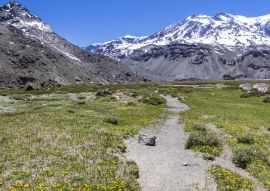 Lais Puzzle - Die vom Vulkan San Jose dominierten Anden-Täler in Cajon del Maipo, Santiago de Chile, bieten einen atemberaubenden Blick über Berge und Gletscher und sind ein perfekter Ort zum Wandern und für Abenteuer an einem abgelegenen Ort - 100...