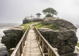 Lais Puzzle - Eine Fantasieweltlandschaft mit einem erstaunlichen dramatischen nebligen Himmel. Der Iloca "Peñon" ist ein großer Felsbrocken in der Nähe der Stadt Iloca, wo sich der Heilige der Fischer befindet, und am Ausgang des Flusses Mataquito...