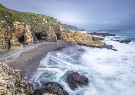 Lais Puzzle - Das berühmte Reiseziel "Cueva de los Patos Liles" ist ein fantastischer Strand mit drei Höhlen mit Blick auf den Pazifik, ein mysteriöser und magischer Ort wie in einer Fantasiewelt in Cobquecura, Chile - 100, 200, 500 & 1.000 Teile