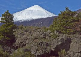 Lais Puzzle - Der schneebedeckte Gipfel des Vulkans Antuco (2.979 m) erhebt sich über einem bewaldeten Tal im Nationalpark Laguna de Laja in der Bio-Bio-Region von Chile - 100, 200, 500 & 1.000 Teile