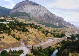 Lais Puzzle - Luftaufnahme des Cerro Mackay-Berges und des Rio Simpson-Flusses nahe Coyhaique, Aysen, Patagonien, Chile. - 100, 200, 500 & 1.000 Teile