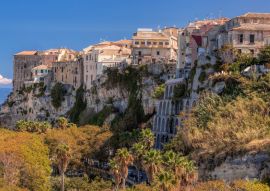 Lais Puzzle - Panorama der Kirche Santa Maria dell'Isola mit Tropea-Stadt in Kalabrien, Italien - 100, 200, 500 & 1.000 Teile