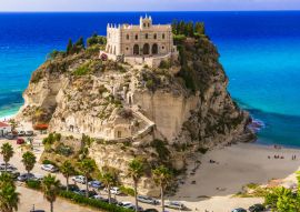 Lais Puzzle - Kalabrien, Tropea - Blick auf die Kirche Santa Maria del'isola und den tollen Strand. Italien - 500 & 1.000 Teile