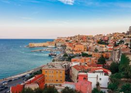 Lais Puzzle - Panorama-Seelandschaft mit Gaeta, Latium, Italien. Malerische historische Stadt mit alten Gebäuden, alten Kirchen, schönem Sandstrand und klarem blauem Wasser. Berühmtes Touristenziel an der Riviera di Ulisse - 100, 200, 500 & 1.000 Teile