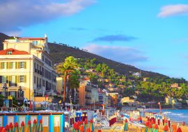 Lais Puzzle - Mehrfarbige Sonnenschirme am Strand in Alassio, Provinz Savona, Region Sanremo, Italien. Stadt bei Sonnenuntergang - 1.000 Teile