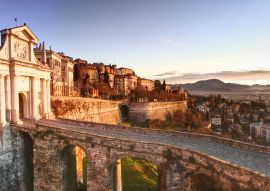 Lais Puzzle - Bergamo, Porta san Giacomo, alte Tür zur Oberstadt von Bergamo, Italien - 500 & 1.000 Teile
