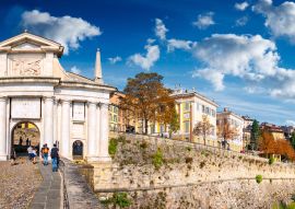 Lais Puzzle - Panoramablick auf "Porta San Giacomo" in der Altstadt von Bergamo an einem sonnigen Tag - 100, 200, 500 & 1.000 Teile