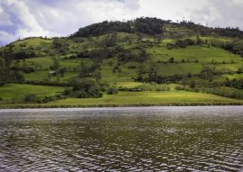 Lais Puzzle - Landschaft der ländlichen Gebiete und eines Sees in Pomacochas, Peru - 100, 200, 500 & 1.000 Teile