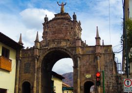 Lais Puzzle - Der Arco de Santa Clara ist ein Triumphbogen, der an einem der Punkte der Plaza San Francisco im historischen Zentrum der Stadt Cusco errichtet wurde. Er gilt als der schönste Triumphbogen in Peru - 100, 200, 500 & 1.000 Teile