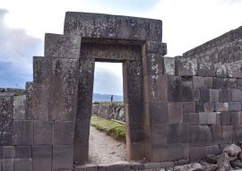 Lais Puzzle - Steinmauern und Pyramiden im Usnu de Vilcashuaman, das von den Inkas errichtet wurde, um die wichtigsten Zeremonien des Tahuantinsuyo-Reiches zu leiten. Ayacucho, Peru - 100, 200, 500 & 1.000 Teile